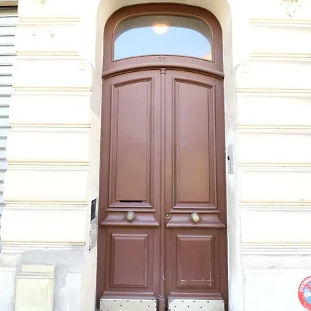 Apartment 2 Bedroom Forville. 8 Mins From The Palais. 328 *
